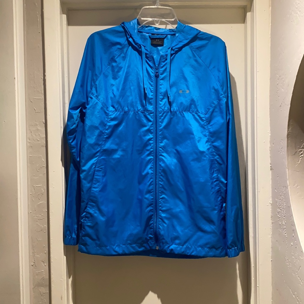 Size small Blue Oakley windbreaker. Not water resistant.